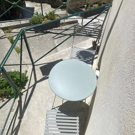 Au Village Yourhosthelper *