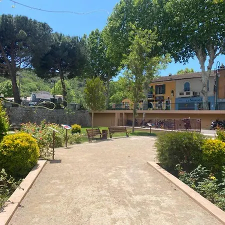 Au Village Yourhosthelper *