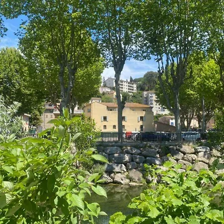 Au Village Yourhosthelper *