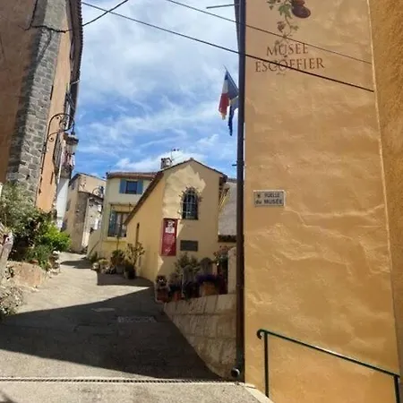 Au Village Yourhosthelper